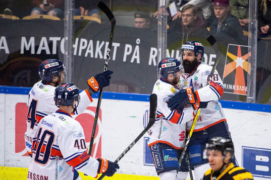 Växjös Daniel Rahimi jublar med lagkamrater