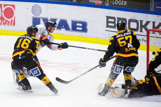 Växjös Elias Pettersson gör 0-2