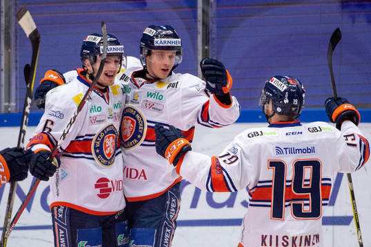 Växjös Elias Pettersson jublar med lagkamrater