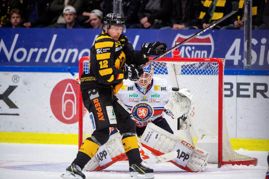 Skellefteås Adam Pettersson framför Växjös målvakt