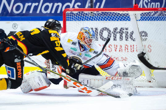 Växjös målvakt Viktor Andrén räddar skott från