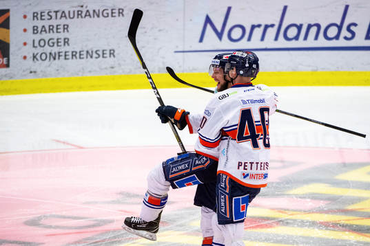 Växjös Robert Rosén och Elias Pettersson jublar