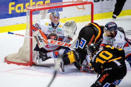 Skellefteås Joakim Lindström och Växjös målvakt Viktor