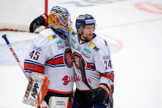 Växjös målvakt Viktor Andrén och Brendan Shinnimin