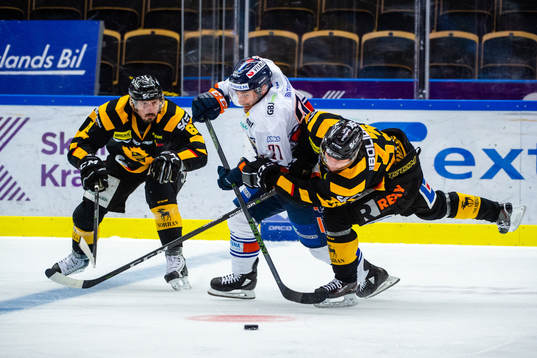 Växjös Andy Miele i en kamp mot Skellefteås Fredrik
