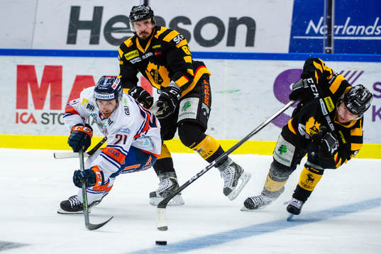 Växjös Andy Miele i en kamp mot Skellefteås Fredrik