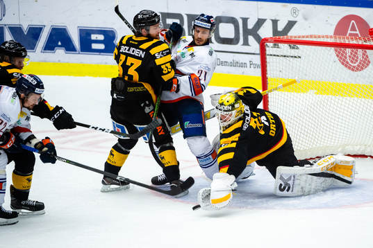 Växjös Andy Miele oroar framför Skellefteås Sebastian