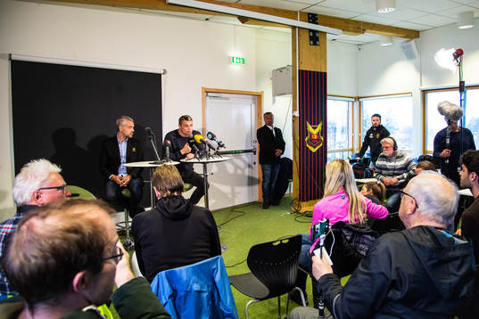 Östersunds ordförande Daniel Kindberg håller