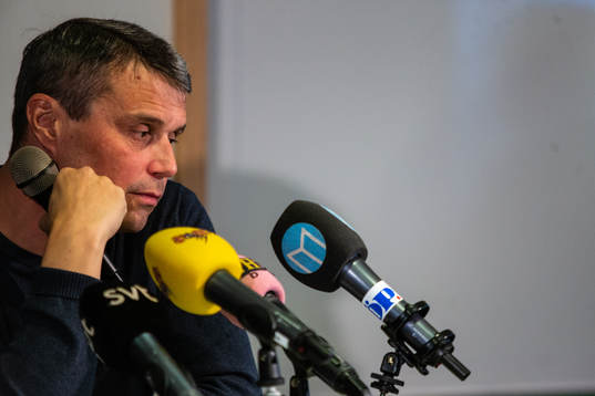 Östersunds ordförande Daniel Kindberg håller