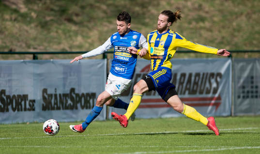 Oddevolds Mark Fezarit jagas av Eskilsminnes Jonatan Olsson