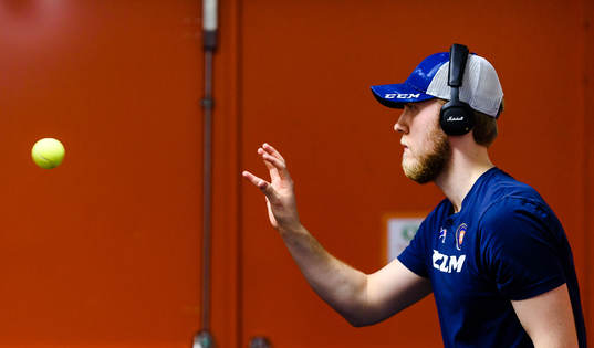 Växjös målvakt Viktor Andrén värmer upp före final 3