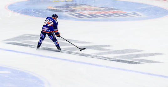 Växjös Robert Rosén åker över finallogo på isen före