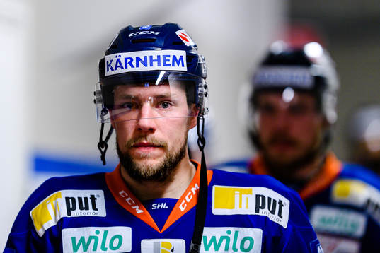 Växjös Robert Rosén på väg ut till värmning före