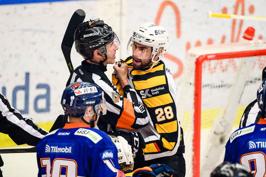 Domare Linus Öhlund greppar tag i Skellefteås Johan Alm