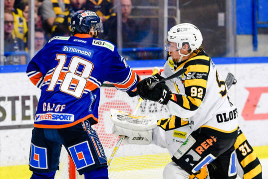 Växjös Andrew Calof oroar framför Skellefteås målvakt