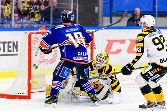 Växjös Andrew Calof oroar framför Skellefteås målvakt