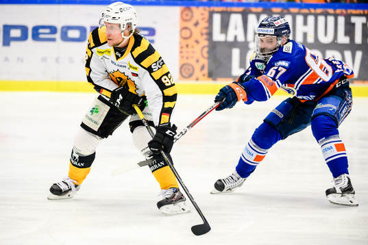 Skellefteås Jesper Olofsson jagas av Växjös Linus