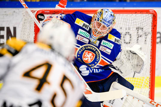 Växjös målvakt Viktor Andrén räddar ett skott från