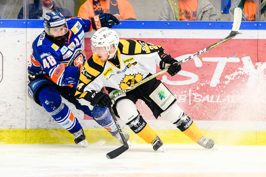Skellefteås Andreas Wingerli jagas av Växjös Daniel