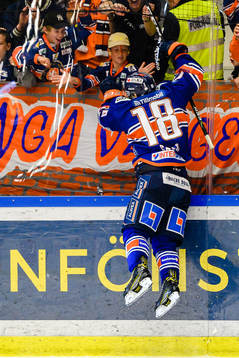Växjös Andrew Calof jublar