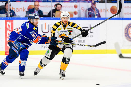 Skellefteås Joakim Lindström jagas av Växjös Robert