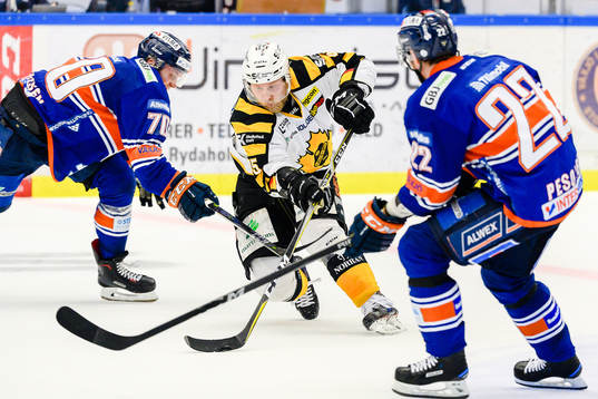 Skellefteås Oscar Möller mellan Växjös Dennis Rasmussen