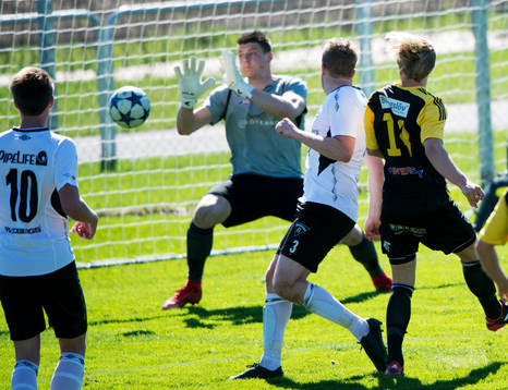 IFK Hässleholms Gustaf Lindroth gör 1-0 i matchen i