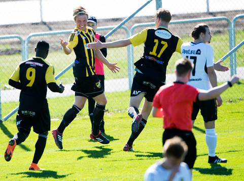 IFK Hässleholms Gustaf Lindroth gör 1-0 i matchen i