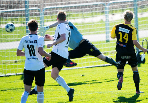 IFK Hässleholms Gustaf Lindroth gör 1-0 i matchen i
