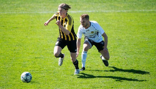 IFK Hässleholms Philip Bengtsson i matchen i division 2