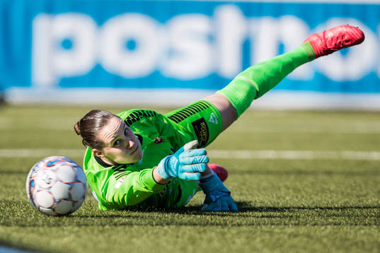 Limhamn Bunkeflos målvakt Emma Lind missar bollen