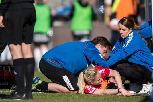 Limhamn Bunkeflos Rakel Hönnudóttir får behandling