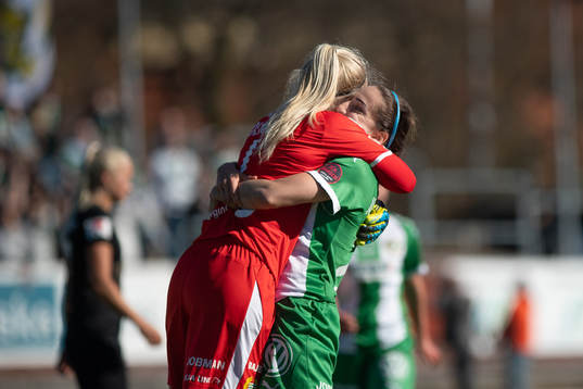 Hammarbys målvakt Emma Holmgren och Sejde Abrahamsson