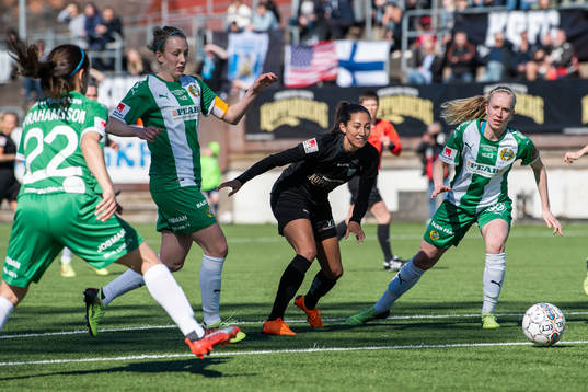 Hammarbys Olga Ekblom och Alexandra Lindberg i kamp om