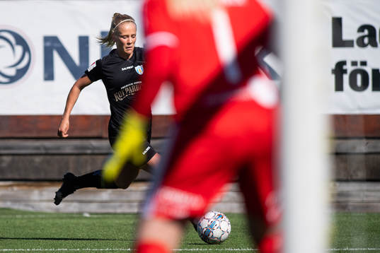 Göteborgs Adelina Engman driver bollen