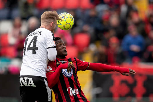 Örebros Michael Almebäck och Östersunds Alhaji Gero