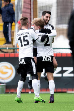 Örebros Daniel Björnquist jublar med lagkamrater