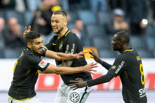 s Stefan Silva jublar med lagkamrater