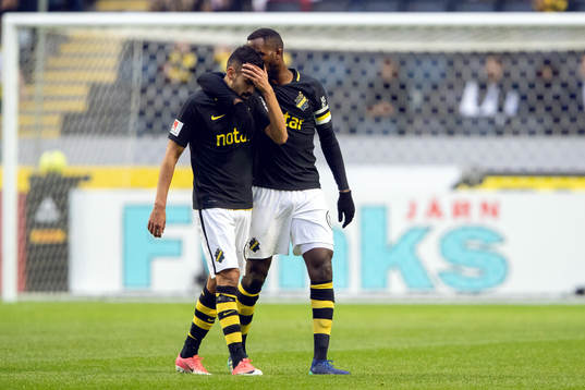s Stefan Silva tröstas av Henok Goitom