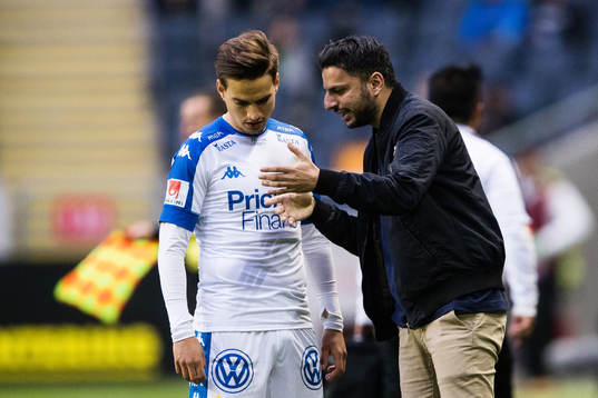 IFK Göteborgs Amin Affane talar med tränare Poya Asbaghi