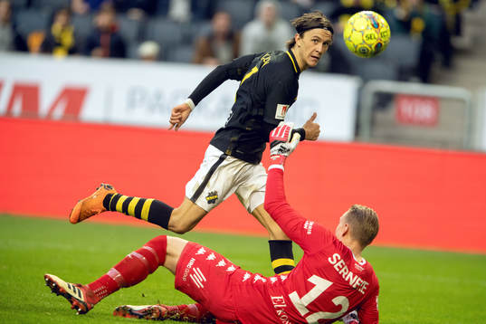 s Kristoffer Olsson chippar in 2-0 bakom IFK Göteborgs