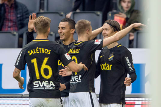 s Kristoffer Olsson jublar med lagkamrater