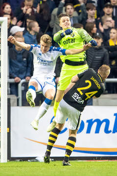 s målvakt Oscar Linnér och Robin Jansson krockar