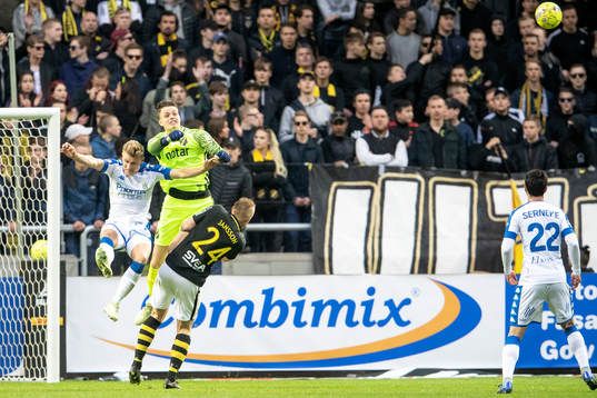 s målvakt Oscar Linnér och Robin Jansson krockar
