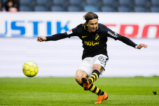 s Kristoffer Olsson med ett skott