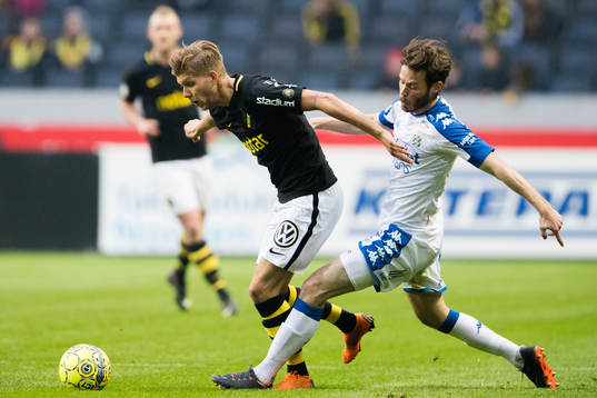 s Anton Salétros i kamp om bollen med IFK Göteborgs Emil