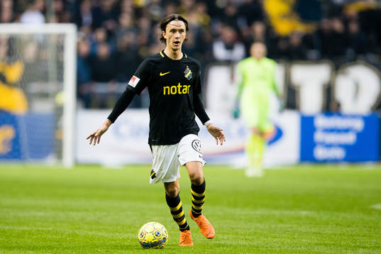 s Kristoffer Olsson med bollen