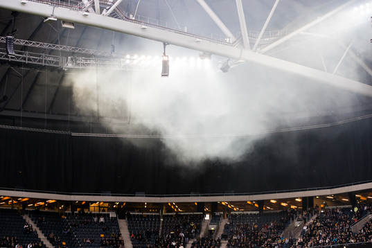 Rök från bengaler håller sig kvar i arenan