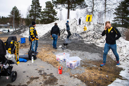 Supportrar före final 4 i SM-slutspelet i ishockey mellan