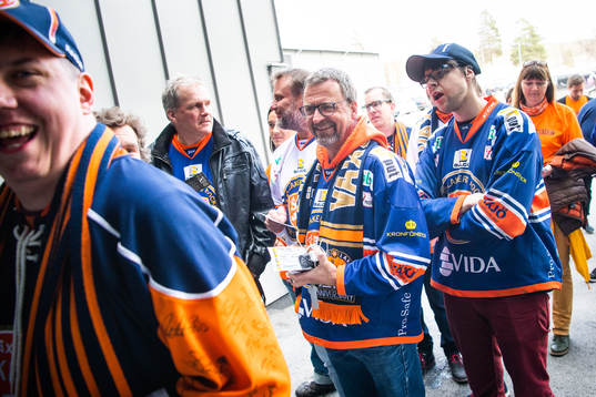 Supportrar före final 4 i SM-slutspelet i ishockey mellan